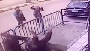 Policajt hrdinom. Neváhal a zachránil dieťa padajúce z tretieho poschodia