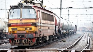 Smrť na koľajniciach. Dvoch mužov zachytil nákladný vlak