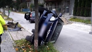 Strhol volant, lebo sa chcel vyhnúť zrážke. Vodič Fábie narazil do čerešne a skončil s autom na boku