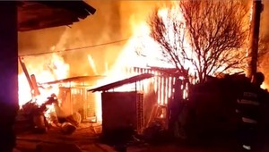 Hospodárska budova v plameňoch. Majiteľovi zhorelo 40 kozliat