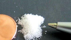 Polícia vyšetruje nález fliaš s nápisom kyanid v areáli nemocnice