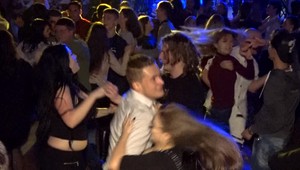 Sála plná mladých ľudí. Na Štefana sa bavia starí, aj mladí a dokonca aj cudzinci na Slovensku