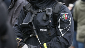 Vodič zaparkoval dodávku pred sídlom televízie. Tvrdil, že v nej má bombu
