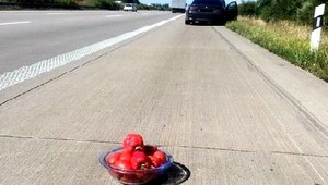 Namiesto výstražného trojuholníka šofér použil paradajky a papriky