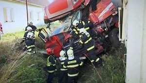 Pri zrážke kamiónov pri Zvolene jeden vodič zomrel, druhý sa ťažko zranil