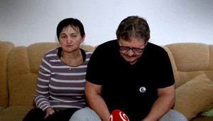 Televízia odvysielala posledný diel Za sklom. Rodičia Jána Kuciaka poďakovali tvorcom seriálu