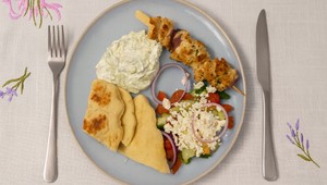 Suvlaki, domáca pita, grécky šalát, tzatziki