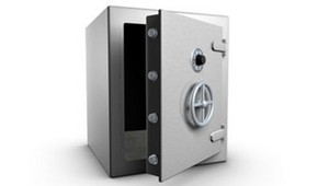 Podozrivá dvojica otvárala trezory v poli, keď ich vyrušili policajti