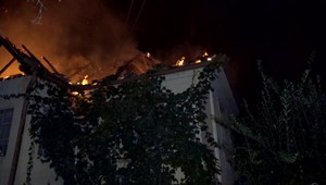 Náročný zásah hasičov z Rimavskej Soboty: Horel rodinný dom, plamene zachvátili celú strechu