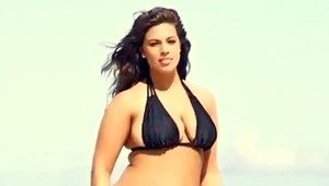 V časopise, kde bodovali len modelky, zaujala bacuľka! Má stehná i zadok!