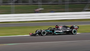 VC Veľkej Británie: Strhujúci záver pretekov! Hamiltonovo víťazstvo s troma pneumatikami