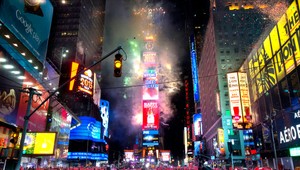 Times Square v New Yorku plný svetiel a ľudí, milióny vítali Nový rok