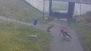 Žena spadla z bicykla, dlhú chvíľu ležala na zemi. Nikto jej nepomohol