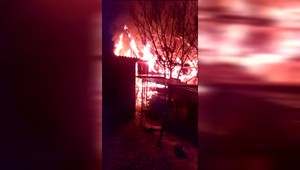 Hospodársku budovu zachvátil požiar. Niekoľkometrové plamene bolo vidieť z diaľky