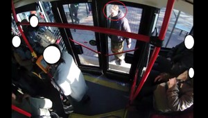 VIDEO: Muž rozkopal dvere na autobuse MHD, polícia po ňom pátra