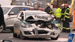 Nehodu policajtov na moste Lafranconi zachytila kamera