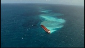 Pri Veľkej koralovej bariére uviazla loď plná nafty