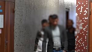 Nepodarený vtip: Muž priložil kolegovi k análnemu otvoru hadicu od kompresora