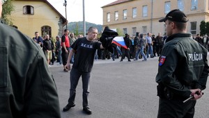 Extrémisti pochodovali k Rómom, policajti ich stopli