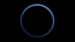 Pluto má podľa fotografií sondy New Horizons modrú oblohu
