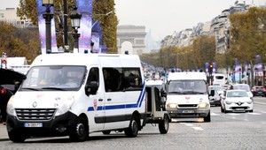 Šialenec si vybral obete, strieľal v novinách aj banke