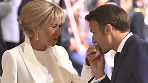 Prezident Macron bojuje za manželku: Na súde predloží dôkazy o tom, že Brigitte je žena