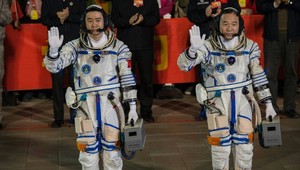 Dvaja Číňania budú bývať vo vesmíre