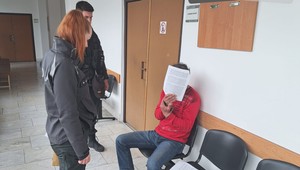 Rodinná dráma: Muž mával podpálenými letákmi a matke hrozil smrťou