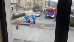 Pred parlamentom zasahovali hasiči v špeciálnych oblekoch