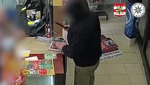 Muž prepadol predavačku nožom, tá však stihla pohotovo zavolať políciu