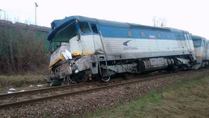 FOTO: Pri zrážke nákladného auta s vlakovou súpravou, ktorá prevážala naftu, zomrel vodič