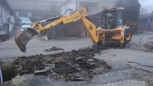 Zrútený most odrezal obyvateľov obce od zvyšku sveta. Oni nezaváhali a postavili si nový