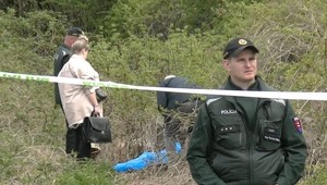 Neďaleko supermarketu našli bezvládne telo ženy. Políciu privolal bezdomovec