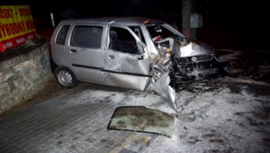 Opilca vyťahovali z horiaceho auta zachránari aj policajti