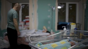 Deti sa pýtajú na svet aj počas bombardovania. V pivniciach nemocníc sa narodili stovky detí