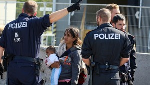 Nie sme tu pre peniaze a jedlo, hovoria utečenci v Nickelsdorfe