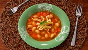 Fazuľová polievka s domácimi rezancami