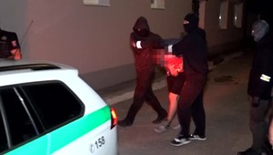 Kukláči vtrhli do bytu v Bytči. Razia mala súvisieť s drogovou činnosťou