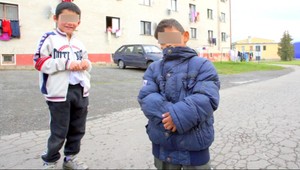 Malí osadníci sa bavia hádzaním kameňov do áut!