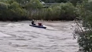 Nezodpovednosť alebo adrenalín: Vodáci splavovali počas záplav rozbúrenú rieku Kysuca