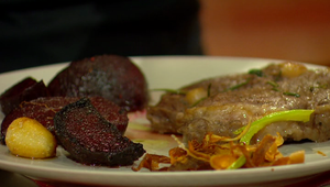 Hovädzia roštenka s pečenou cviklou a zeleninovou slamou