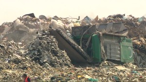 Geológovia skúmajú, či nelegálna skládka ohrozuje podzemné vody