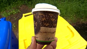 Zvykli ste si na svoju kávu v jednorazových pohároch z kaviarne? O pár rokov už budú minulosťou