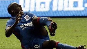 Hrôzostrašné zranenie. Demba Ba si v derby škaredo zlomil nohu