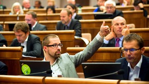 Kristus v našom parlamente? Zhrození sú homosexuáli aj babky