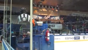 V KHL je možné naozaj všetko. Rozhodca ukradol rolbu