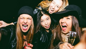 Ženy narodené v 90. rokoch pijú viac alkoholu ako muži