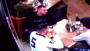 Niesol peniaze na výplaty a nájom. V reštaurácii ho o ne okradli