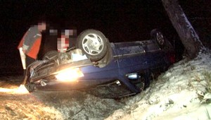 Auto plné opitých mladíkov. Vodič (18) ho prevrátil na strechu