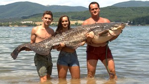 FOTO: Školáčka Emka ulovila obrovského sumca. Sama s ním bojovala desiatky minút